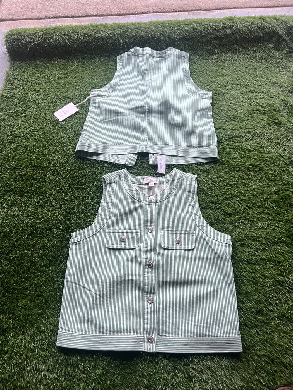 Women’s Mint Green Sleeveless Button-Front Vest